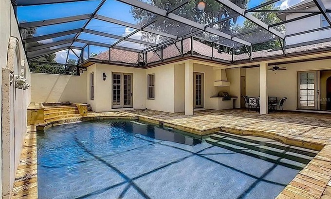 Windermere House | 6000 SGFT MANSION with POOl ,BBQ AT HEART Of GOLF CITY