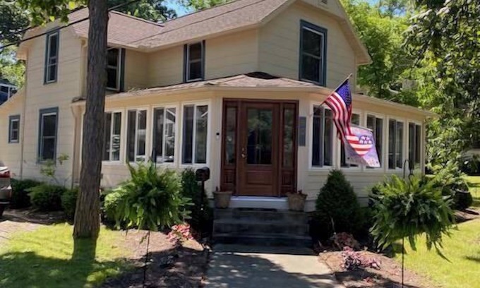 Lakeside Cottage | 601 Central in Lakeside