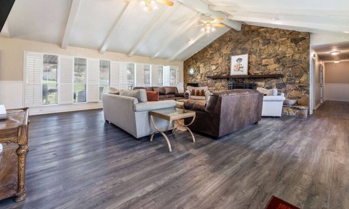 Cedar Hill House | 607 B North Duncanville · Comfortable Home With Large Backyard & Pool