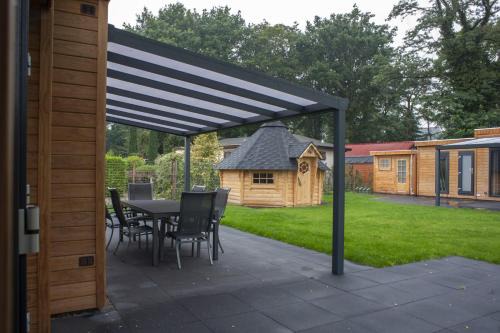 Voorthuizen Apartment | 66 persoons Veluwe Villa met grillhuis