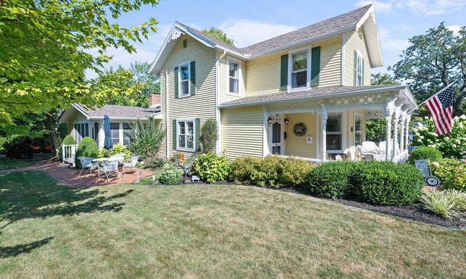 Lakeside Cottage | 660 Walnut Quiet Location Located Close to the Pool and Pickleball!
