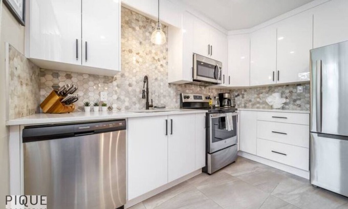 Southwest Edmonton House | 6B Chic Stylish Home - Mins to UofA - Sleeps 14 - WiFi