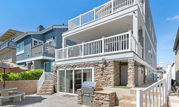South Mission Beach House | 6BR. 4 HOUSES TO BEACH. ALL YOURS S. MISSION Beach
