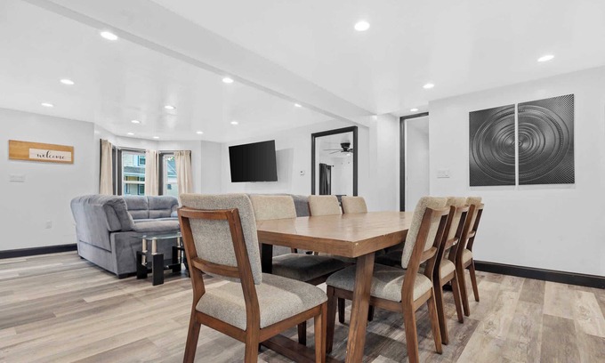 Niagara Falls House | 6BR Homes Perfect for Large Groups & Families Near Niagara Falls Attractions
