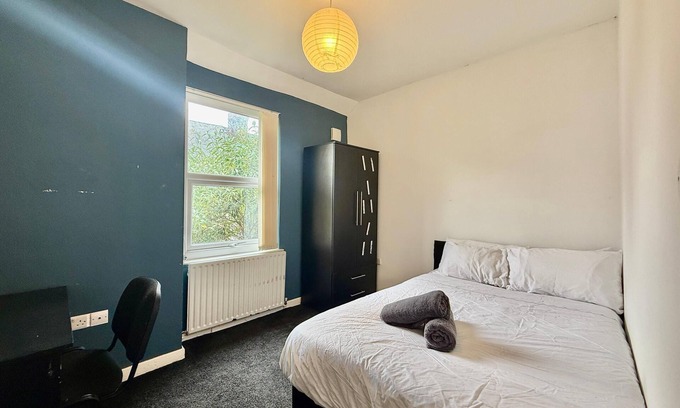 Liverpool House | 6BR L8|Ideal for Contractors and Groups|Wifi|Parking|20% Discount on Long Stays