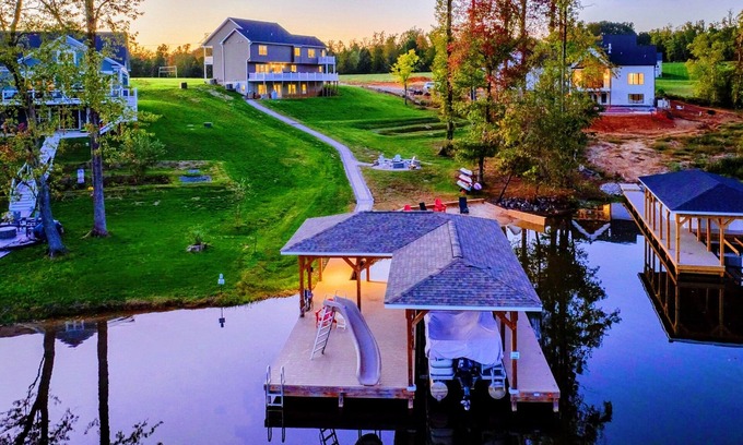 Mineral House | 6BR Lakefront at Lake Anna, Boat Dock, Fire Pit