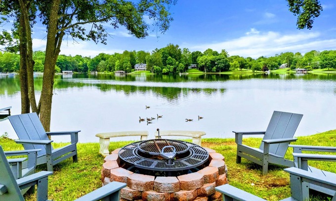 Livingston House | 6BR Lakefront @ Lake Anna, Deck, Boat House, Beach