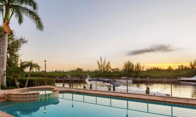 Northeast Miami House | 6BR Waterfront Mansion Oasis 5min from Miami Beach