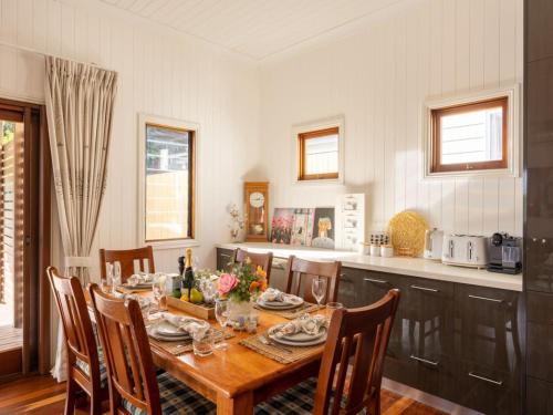 Coorparoo House | 6KM to CBD Convenient 5BR Queenslander Coorparoo