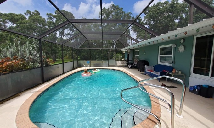 Englewood House | 6min to Beach. Saltwater Pool, Fits 8ppl. Plz Inquire about Milton discount.