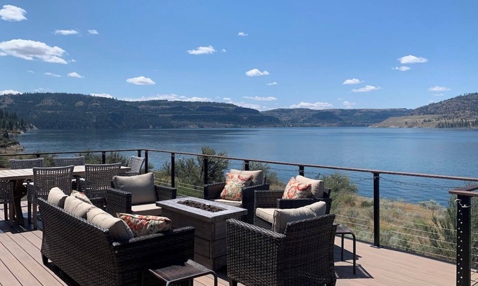 Davenport House | 7 Bays home on Lake Roosevelt with great views and easy beach access.