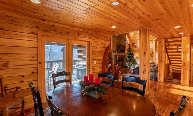 Seven Devils Cabin | 7 Bears Lodge- Stunning cabin in Seven Devils with epic game room, hot tub, fire pit!