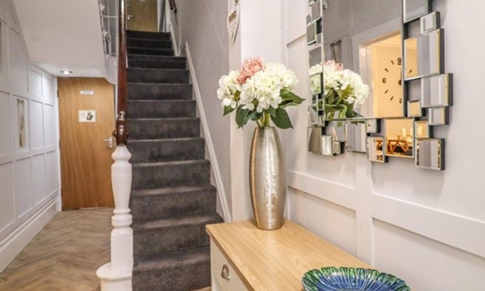 Blackpool House | 7-bed Beachside Retreat - Free Parking & Pets!