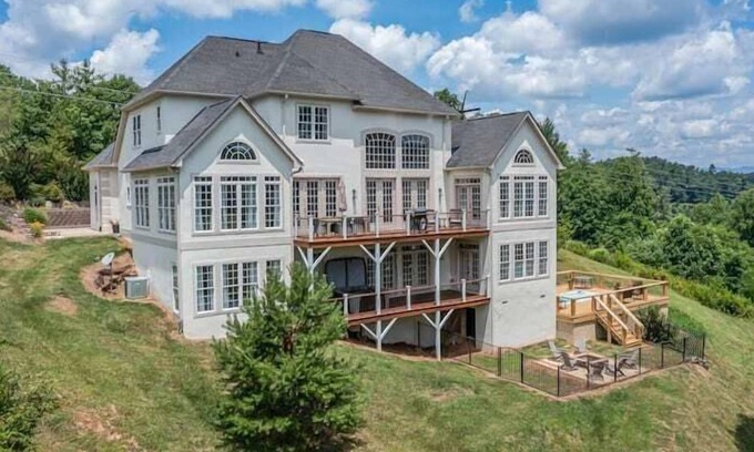 Weaverville Apartment | 7 Bedroom 683385 by Houzlet