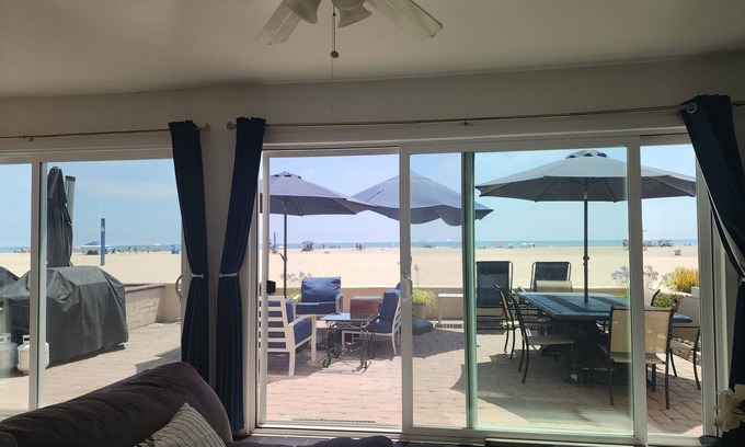 Santa Ana Heights House | 7-bedroom beachfront house in amazing Newport Beach