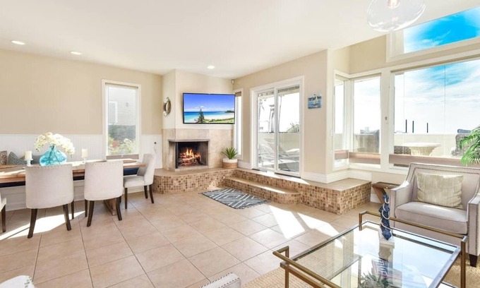 Newport Beach House | 7 Bedroom Oceanfront Home & Back House