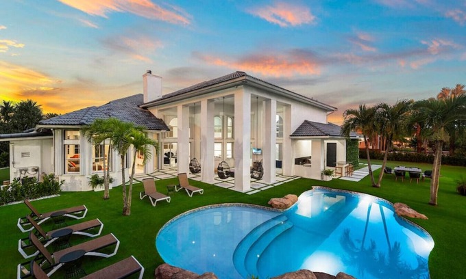 Davie Villa | 7 Bedroom Villa with Basketball Court/Lake, MORE