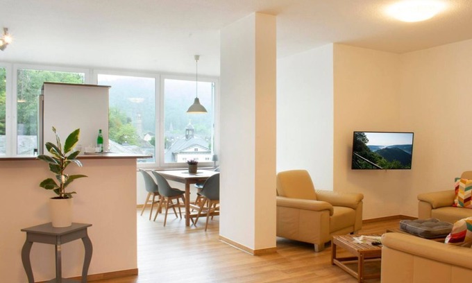 Hontheim Apartment | 7-bett Ferienwohnung Hundeglück - Haus Alleegarten