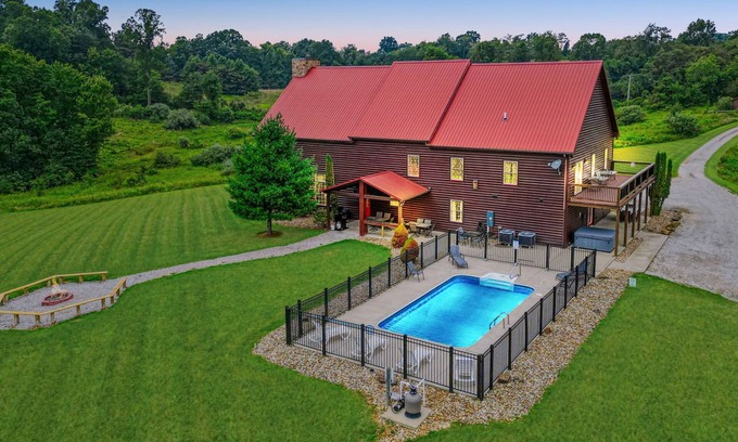 Rockbridge Cabin | 7 br pool lodge just 1 mile from Cantwell Cliffs!