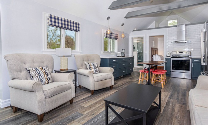 West Dennis House | 7 Min-Drive to Beach: Cozy Cottage & Yard