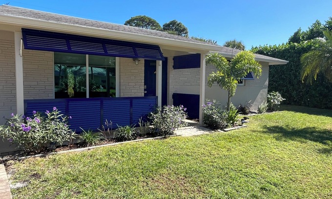 Tequesta House | 7 mins from Beach, 3 bedroom 2 bath house in delightful Jupiter with WiFi, AC.