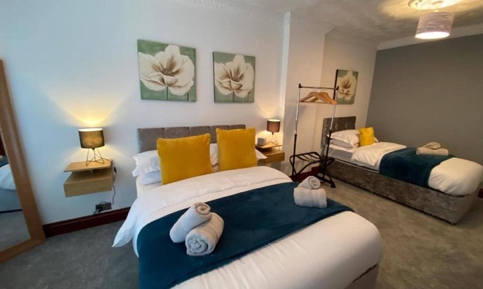 Cwmbrwla Apartment | 7 Person Home Flat W/parking - Near Swansea Centre