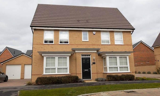 Milton Keynes House | 7 Swiftsure - 4 Bedroom Luxury and Spacious Home
