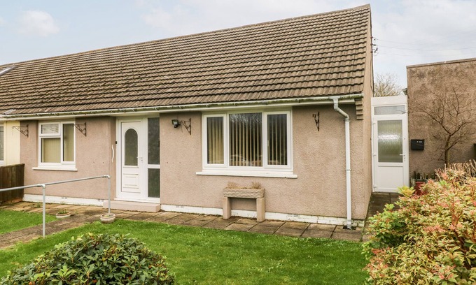 Simpson Cross House | 7 WEST HAVEN, pet friendly, with a garden in Roch