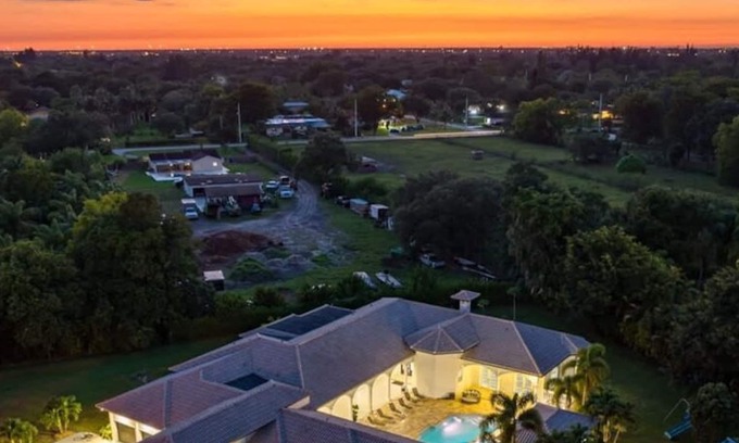 Davie House | 7000sf Mansion/Gameroom/Theater/Heated Pool