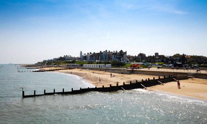 Kessingland House | 74 Seaview - Three Bedroom House, Sleeps 4