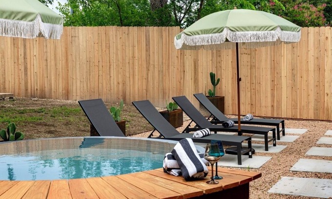 Sweetbriar House | 7BD Southwestern Retreat - Pool - Outdoor Dining - Gym - PingPong - 10 Min to DT