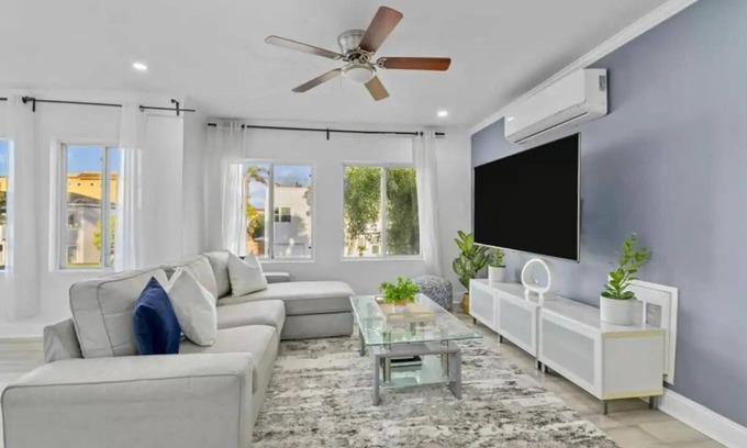 Mission Beach Apartment | 7BR Massive Beach Retreat Sleeps 26 Steps to Ocean