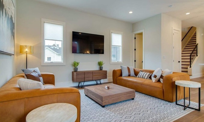 Germantown House | 7BR Retreat, Rooftops, Garages, Walkable to Faves 5 Mins to Nissan Stadium, Less