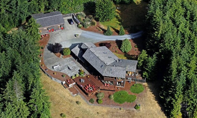 Bandon House | 7k sq Ft. on 15 acres. Putting greens & sand trap for golfers & families .