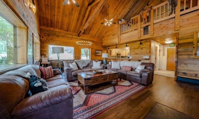 Clark Cabin | 8 bedroom, 10 bathroom (each room has its own private ensuite bathroom) lodge perfect for groups, weddings, family reunions