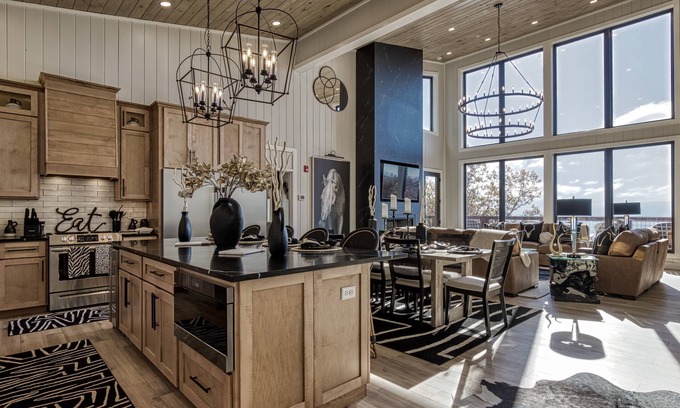 Bluff Mountain Cabin | 8 Bedrooms - SITTIN' ON TOP OF THE WORLD!