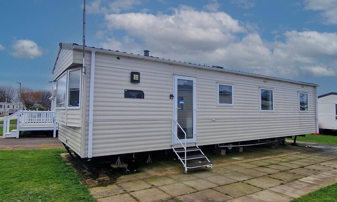 Hunstanton House | 8 berth caravan for hire at Manor Park near to a great beach ref 23041C