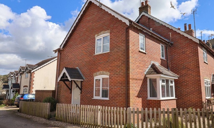 Bridport Cottage | 8 BIDDLECOMBE ORCHARD, family friendly, with a garden in Bridport