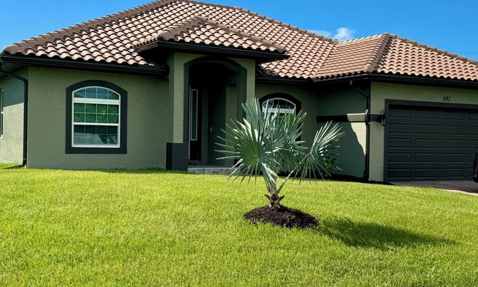 South Venice House | 8 min drive to a Beach. Family Beach Getaway wSaltwater Pool