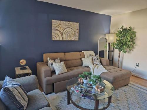 Old Town West House | 8-Min to Metro - King Bed- Old Town Central Retreat - Floyd's Freedom -