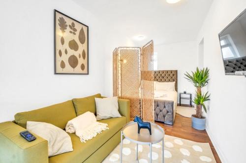Hendon House | 8 Private Rooms with own kitchen & bathroom, Parking, 30min to Wembley Stadium, sleeps 16 to 20 people