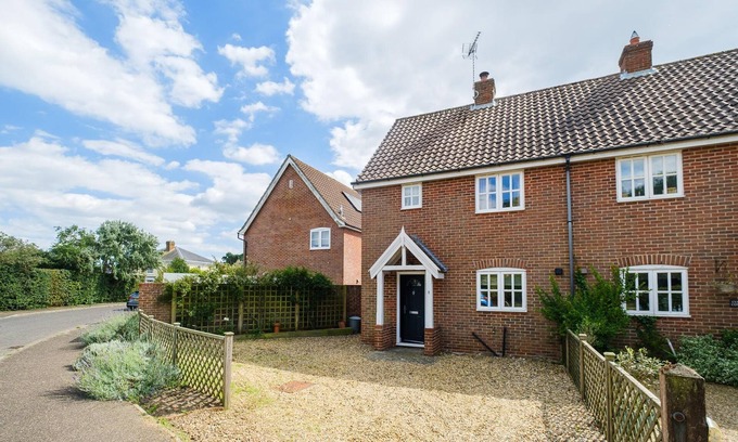 Snape Cottage | 8 Saxonfields - sleeps 4 guests in 2 bedrooms