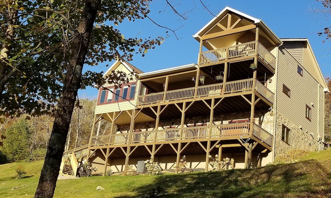 Blowing Rock House | 80 mile view, 4100 ft elevation, pool table, hot tub, fire pit, large rooms