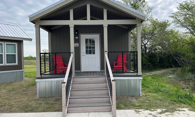 Honey Grove Cabin | 802 Charming cabin in Honey Grove with AC and WiFi