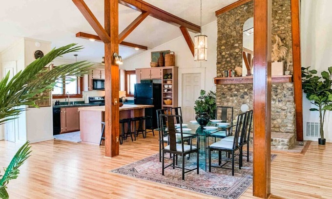 Fairfield House | 80s glam house w/hot tub, mtn views near W&L, VMI