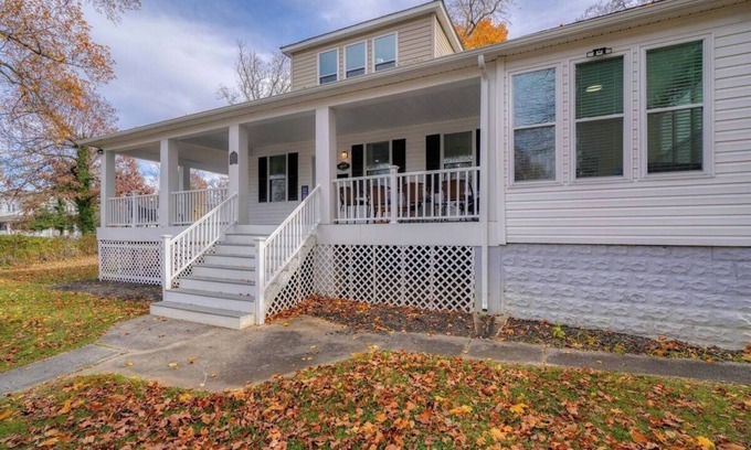 Baltimore Apartment | 81) Ideal for larger groups!