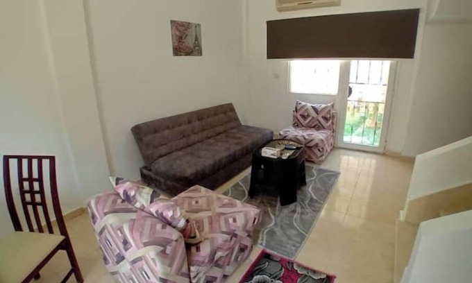 Bulaq ad Dakrur Apartment | 822 · 2BR Townhouse, Bath, backyard
