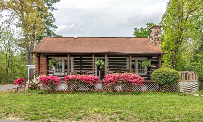 Crossville Cabin | 84 year old log cabin located in golf capital of US