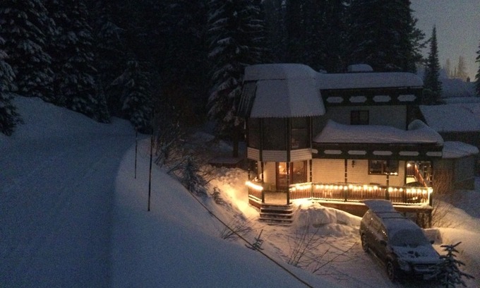 Silver Star Mountain Ski Chalet | 9-11 Person stand-alone Ski Chalet with Ski in/Ski out for Nordic and Alpine