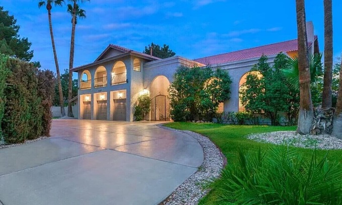 Paradise Villa | 9 bedroom estate close to the strip
